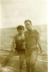 dr-Glicherie-Caraivan-stânga-şi-comandorul-Constantin-Scarlat-la-bordul-unei-nave-de-cercetare-în-1968